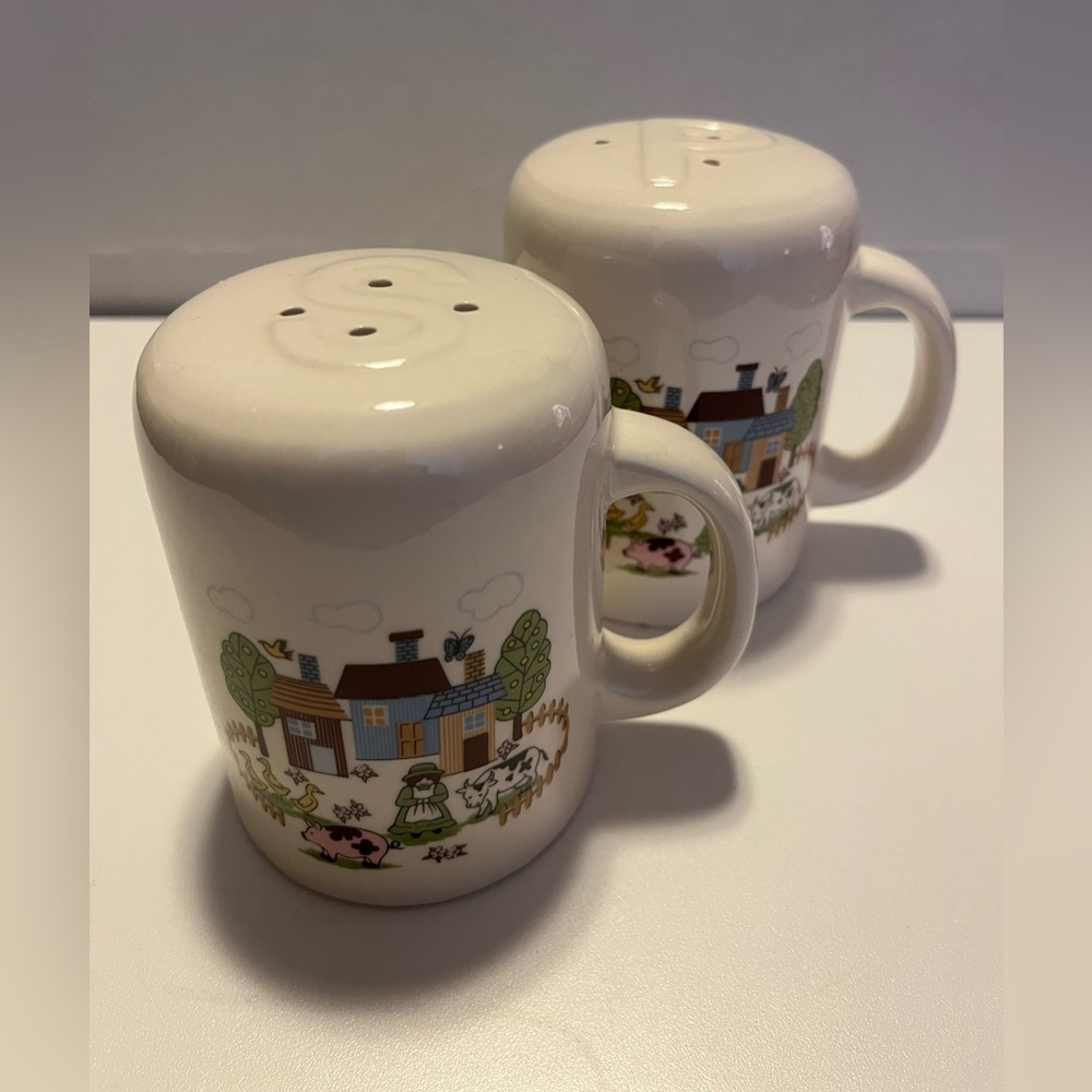 Charming Cream Salt and Pepper Shaker Set (large)